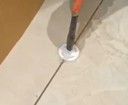 田林瓷砖空鼓维修公司专业解答瓷砖在铺贴过程中，如果没有涂抹均匀到位的粘结材料（如水泥砂浆或瓷砖胶），可能会导致以下问题